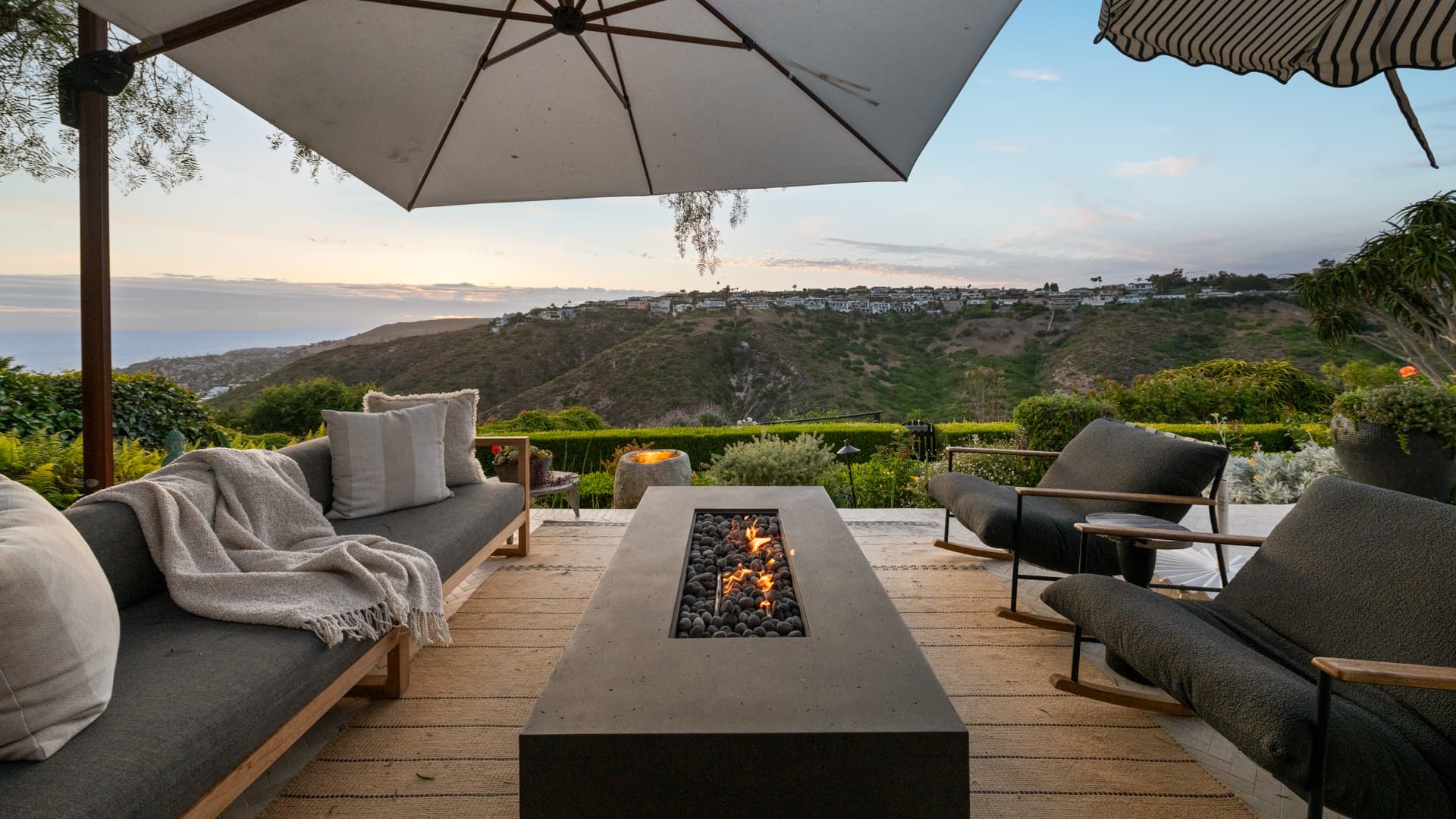 Sunset Lounge · Ocean View