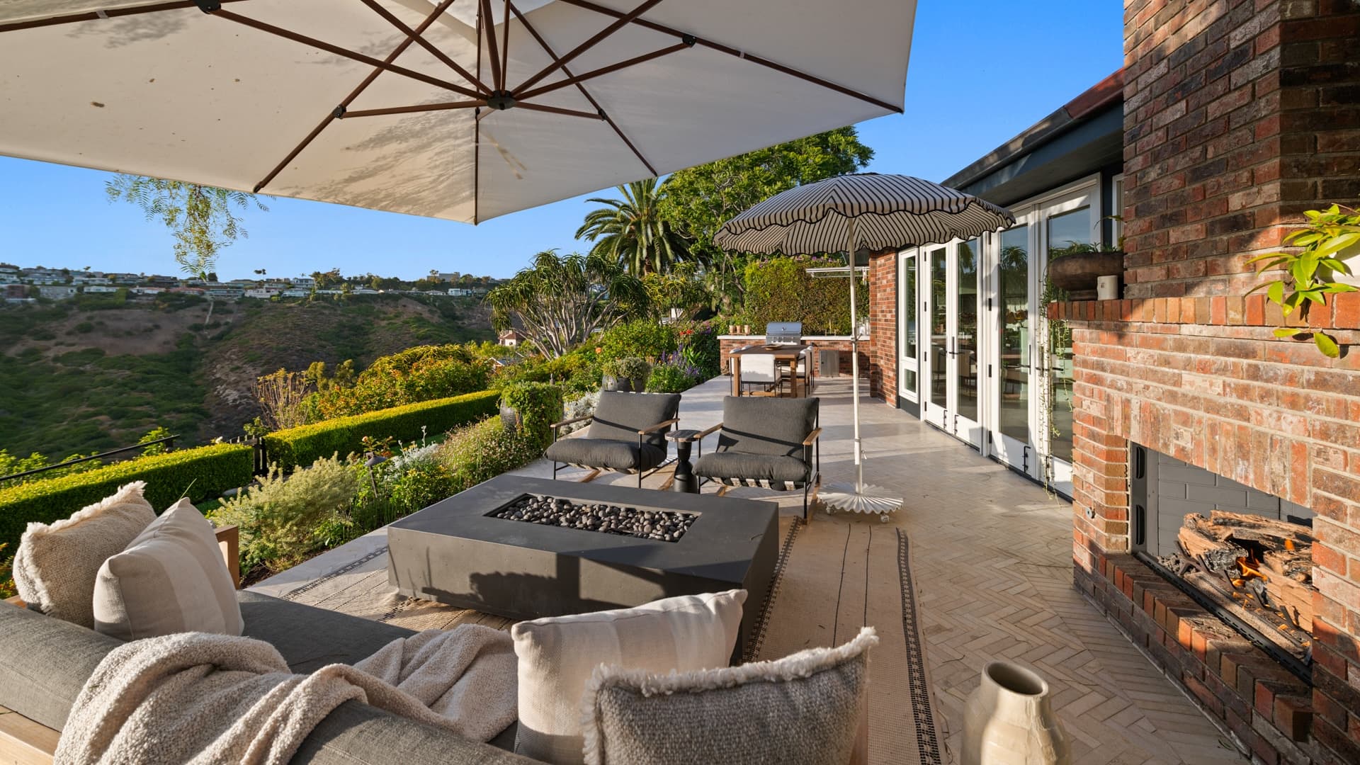 Deck Lounge & Canyon View
